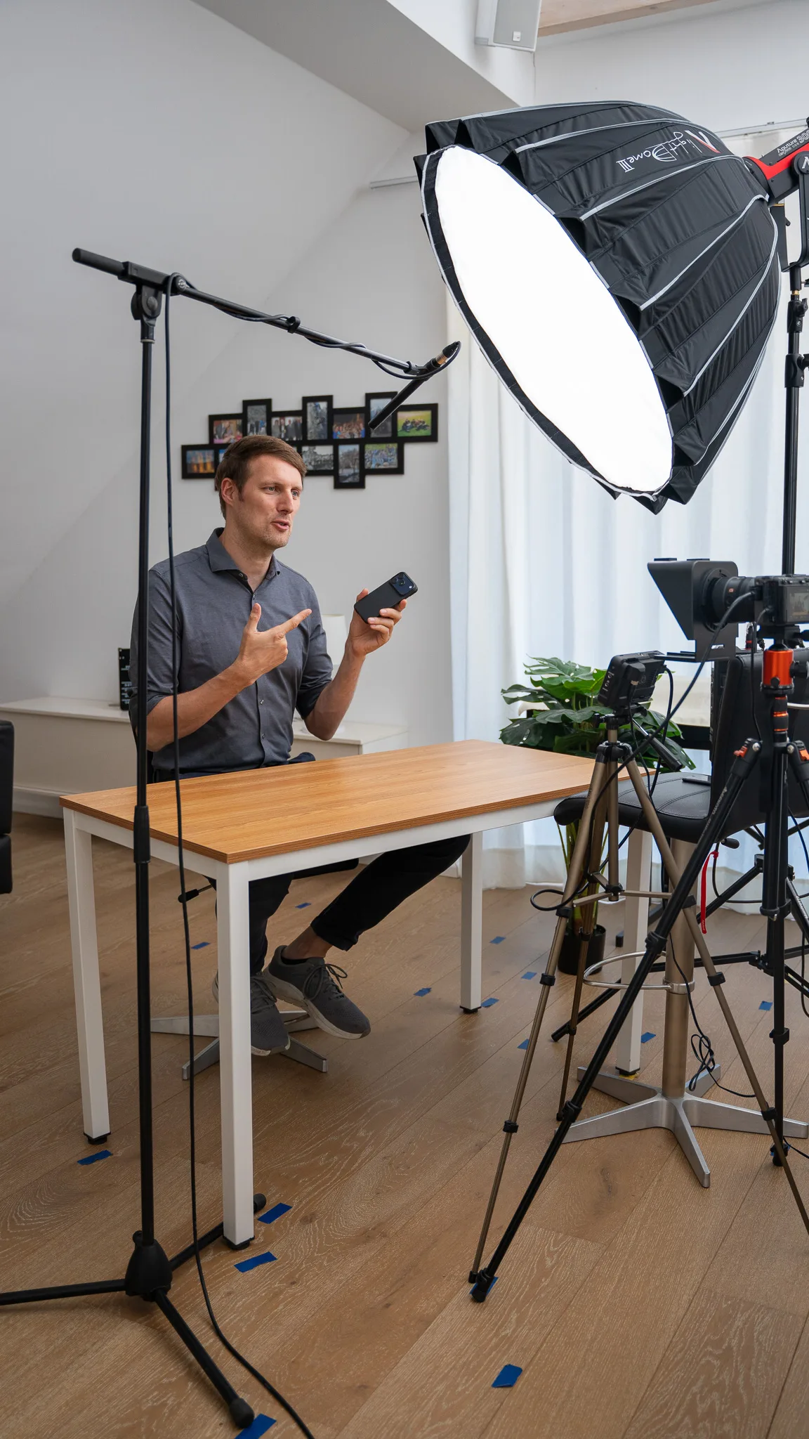 André Baumeister im Studio-Setup während der Behind-the-Scenes-Produktion